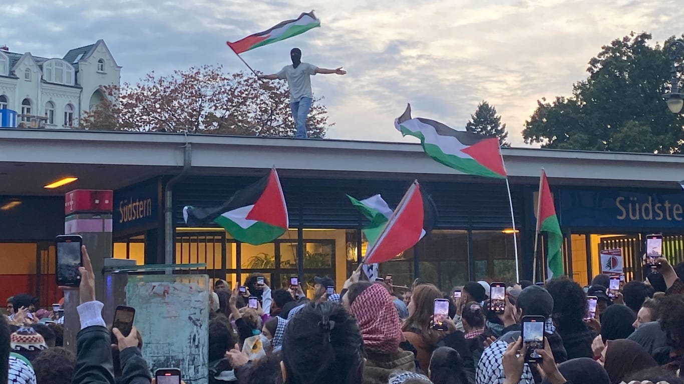 Berlin: Ein Demonstrant einer Pro-Palästina-Demonstration steht auf dem Dach der U-Bahn-Station Südstern.