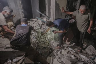 Helfer suchen nach Überlebenden in einem zerstörten Moscheegebäude in Deir al-Balah: Nach Angaben Israels hatte die Hamas dort eine Kommandozentrale eingerichtet.