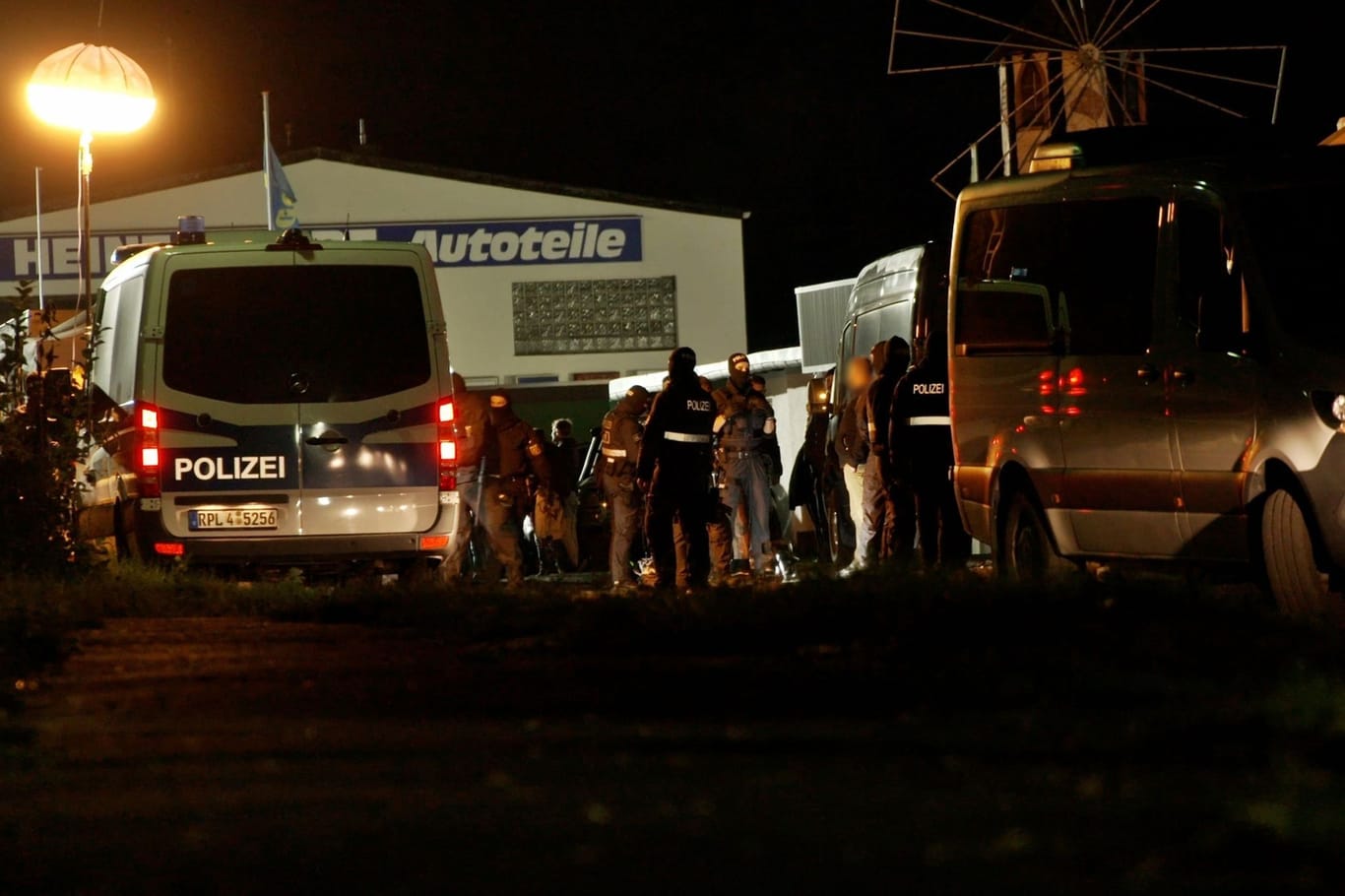 Einheiten der Polizei führen eine Razzia durch. Bei einer nächtlichen Großrazzia im Westerwald hat die Polizei ein größeres Treffen mit mutmaßlich rechtsextremem Hintergrund aufgelöst.