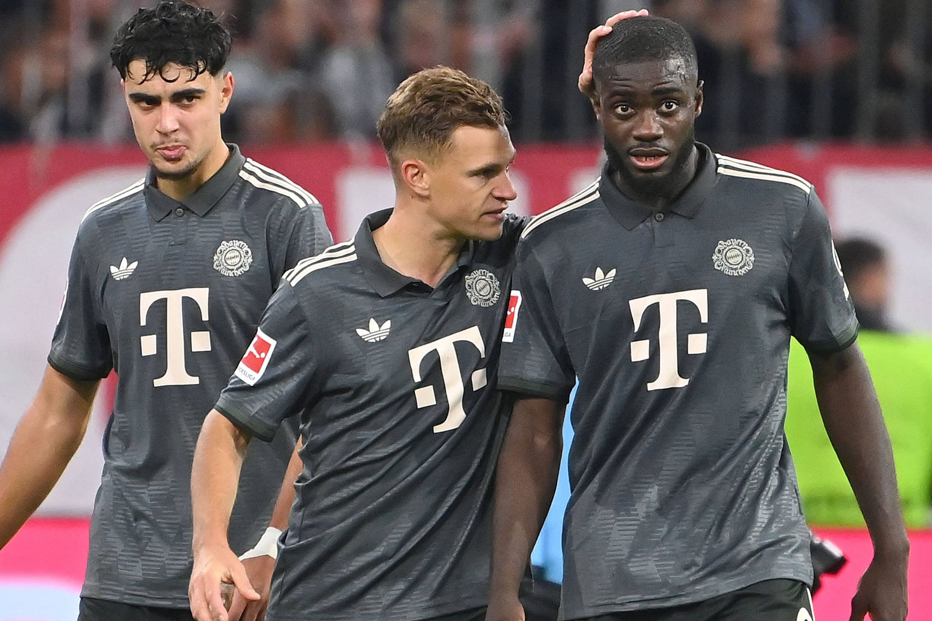 Joshua Kimmich (m.) spricht Dayot Upamecano motivierende Worte zu: Der französische Innenverteidiger ist aktuell beim FC Bayern unverzichtbar.