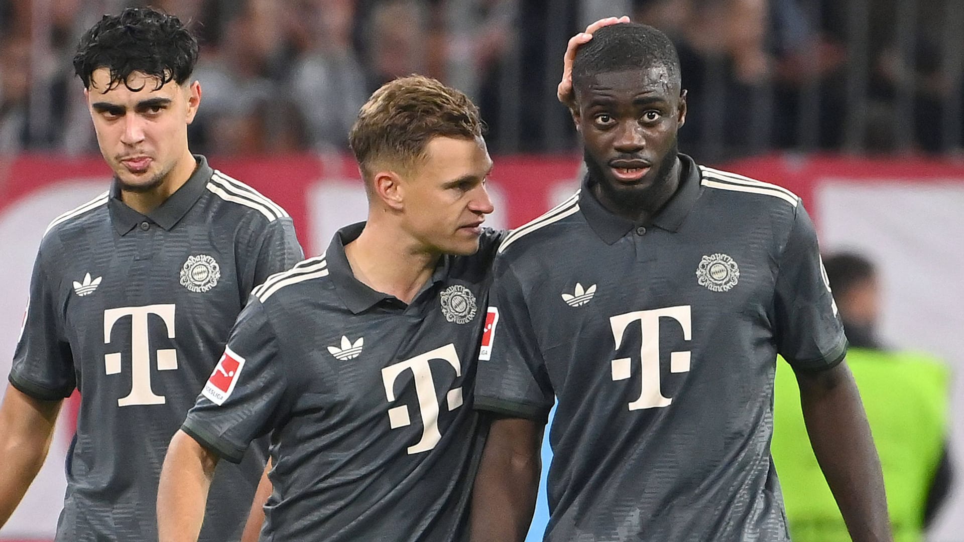 Joshua Kimmich (m.) spricht Dayot Upamecano motivierende Worte zu: Der französische Innenverteidiger ist aktuell beim FC Bayern unverzichtbar.