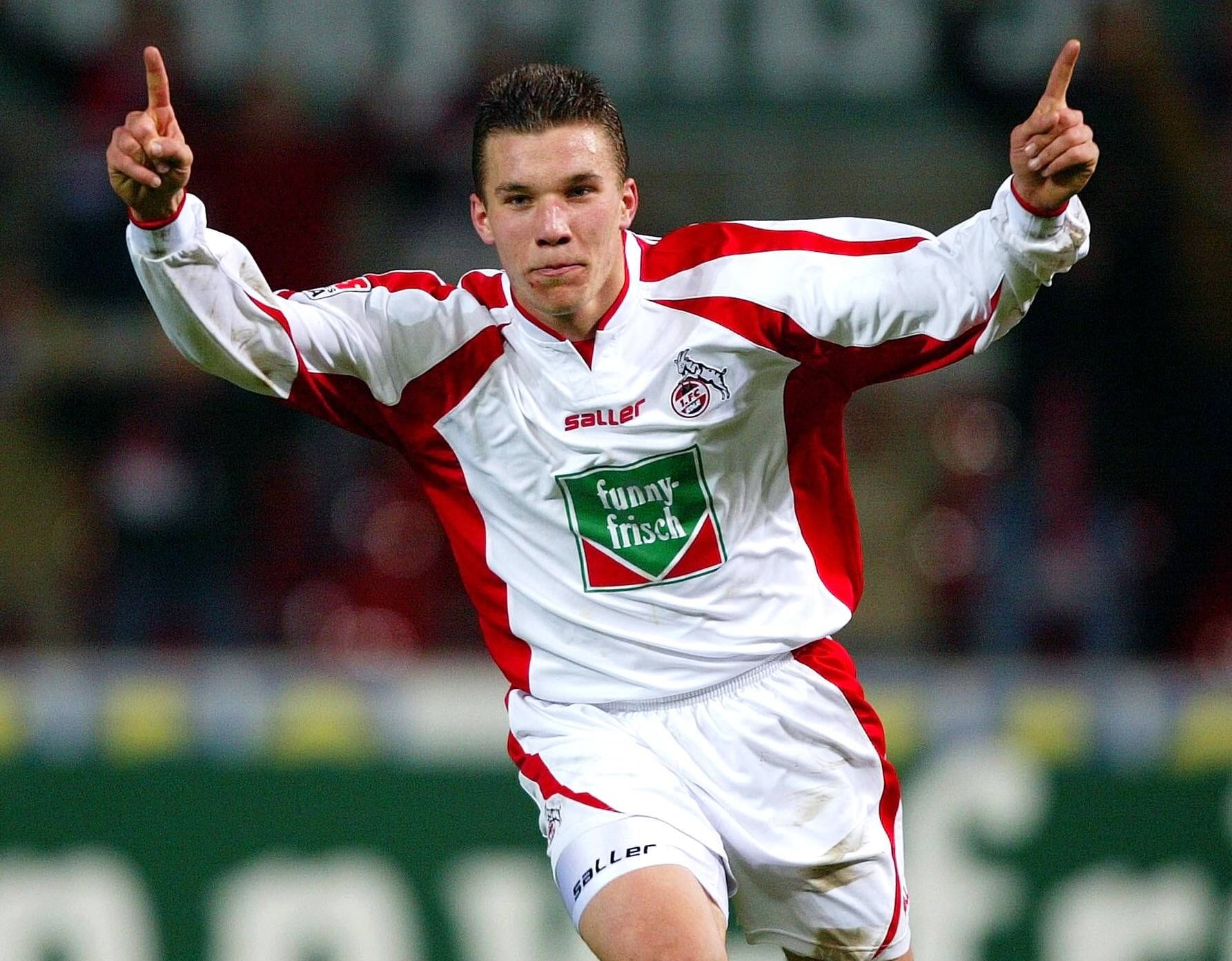 Am 13. Dezember 2003 erstrahlt Podolskis Stern erstmals. In Rostock markiert der Stürmer per Kopf das 1:0. Sein erstes Profi-Tor, dem in den nächsten zwei Spielen direkt zwei Treffer folgen.