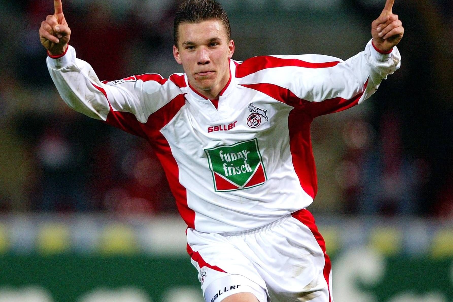 Am 13. Dezember 2003 erstrahlt Podolskis Stern erstmals. In Rostock markiert der Stürmer per Kopf das 1:0. Sein erstes Profi-Tor, dem in den nächsten zwei Spielen direkt zwei Treffer folgen.