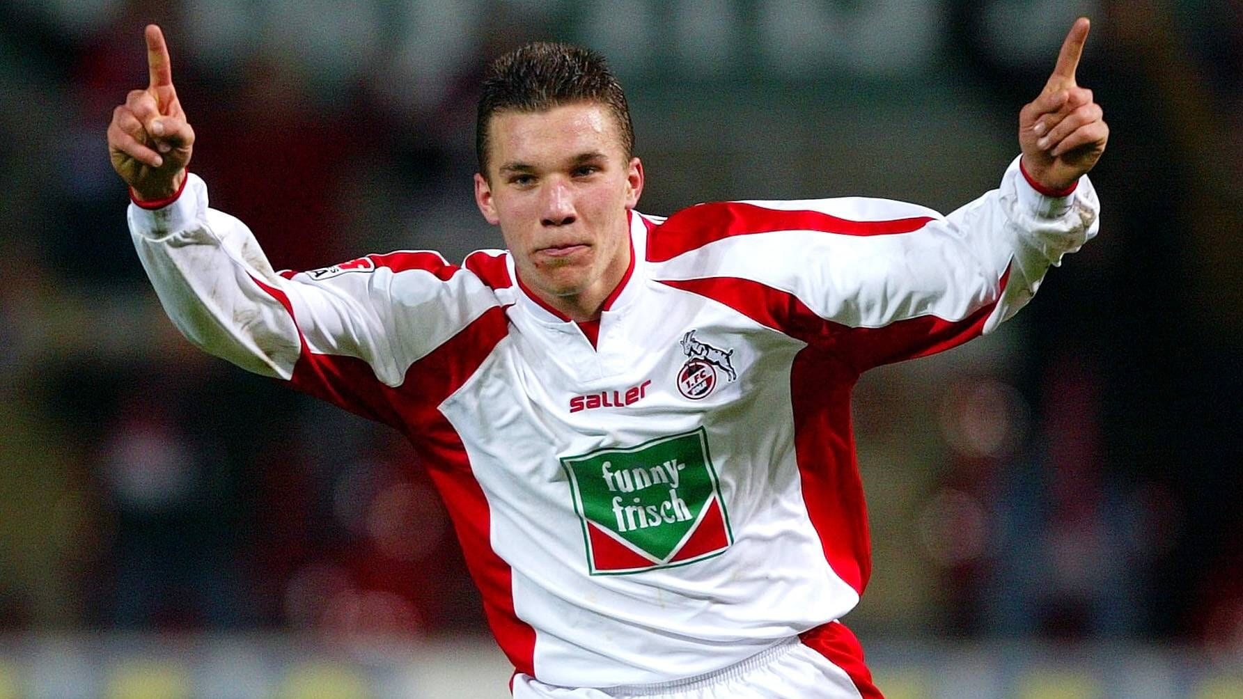 Am 13. Dezember 2003 erstrahlt Podolskis Stern erstmals. In Rostock markiert der Stürmer per Kopf das 1:0. Sein erstes Profi-Tor, dem in den nächsten zwei Spielen direkt zwei Treffer folgen. Am 13. Dezember 2003 erstrahlt Podolskis Stern erstmals. In Rostock markiert der Stürmer per Kopf das 1:0. Sein erstes Profi-Tor, dem in den nächsten zwei Spielen direkt zwei Treffer folgen.