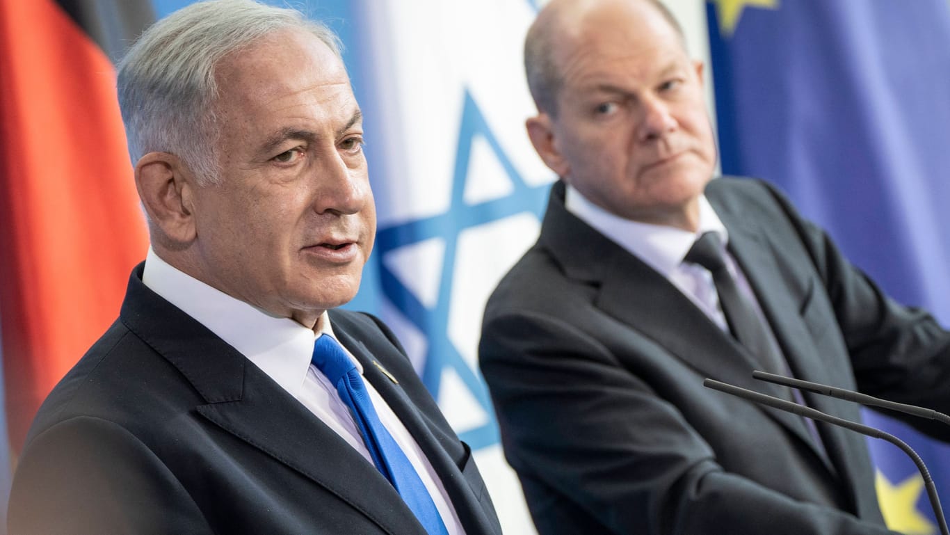 Israels Premierminister Benjamin Netanjahu (l.) bei einem Staatsbesuch mit Kanzler Olaf Scholz: Dieser hat kürzlich versichert, Deutschland werde weiter Waffen nach Israel liefern.