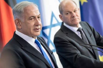 Israels Premierminister Benjamin Netanjahu (l.) bei einem Staatsbesuch mit Kanzler Olaf Scholz: Dieser hat kürzlich versichert, Deutschland werde weiter Waffen nach Israel liefern.