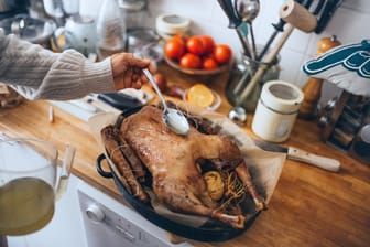 Weihnachtsgans wird zubereitet