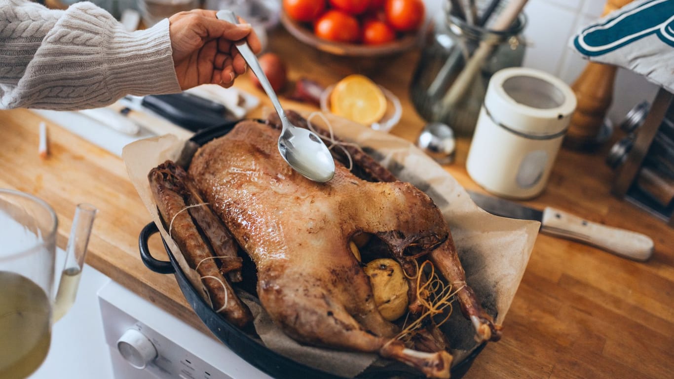 Weihnachtsgans wird zubereitet