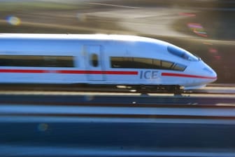 Ein ICE fährt durch Deutschland: Die Deutsche Bahn ihre Verbindungen an die Ostsee aus.