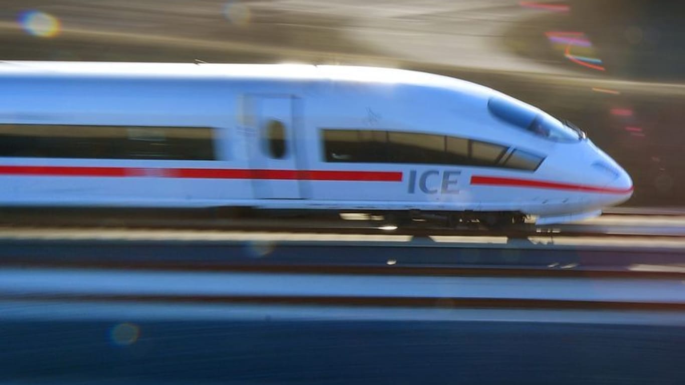 Ein ICE fährt durch Deutschland: Die Deutsche Bahn ihre Verbindungen an die Ostsee aus.