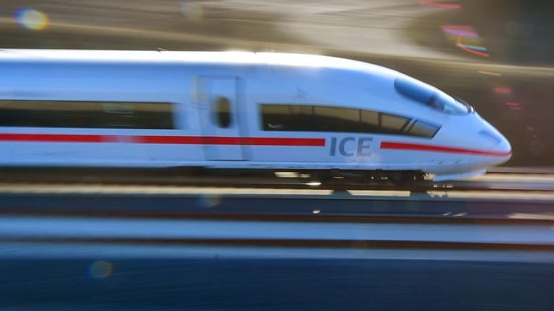 Ein ICE fährt durch Deutschland: Die Deutsche Bahn ihre Verbindungen an die Ostsee aus.