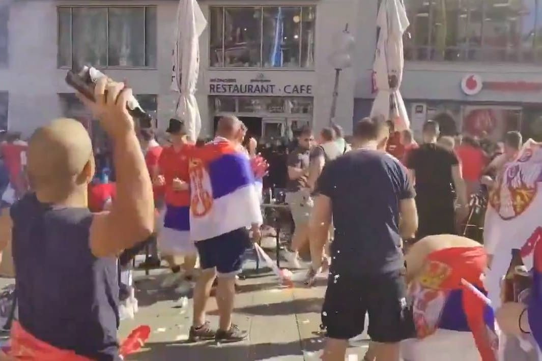 Unschöne Szenen: Serbische Fans liefern sich auf dem Marienplatz eine Auseinandersetzung mit der Polizei.