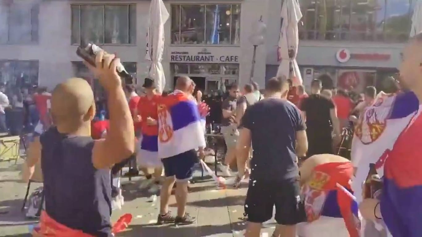 Unschöne Szenen: Serbische Fans liefern sich auf dem Marienplatz eine Auseinandersetzung mit der Polizei.