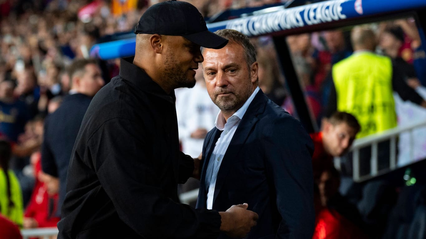 Vincent Kompany (l.) und Hansi Flick: Der neue Chefcoach des FC Bayern musste mit dem 1:4 in Barcelona seine erste große Niederlage verkraften.