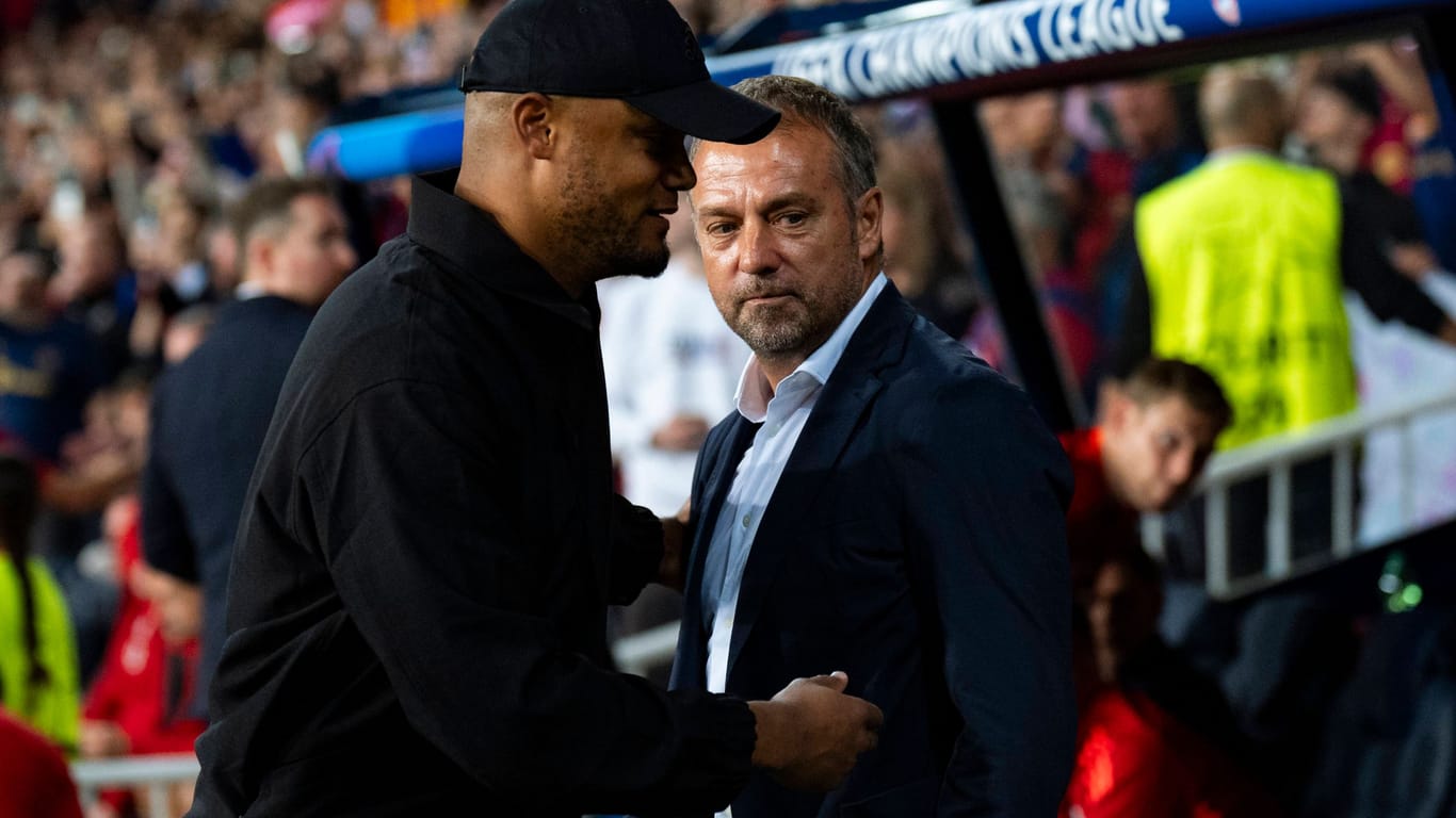 Vincent Kompany (l.) und Hansi Flick: Der neue Chefcoach des FC Bayern musste mit dem 1:4 in Barcelona seine erste große Niederlage verkraften.