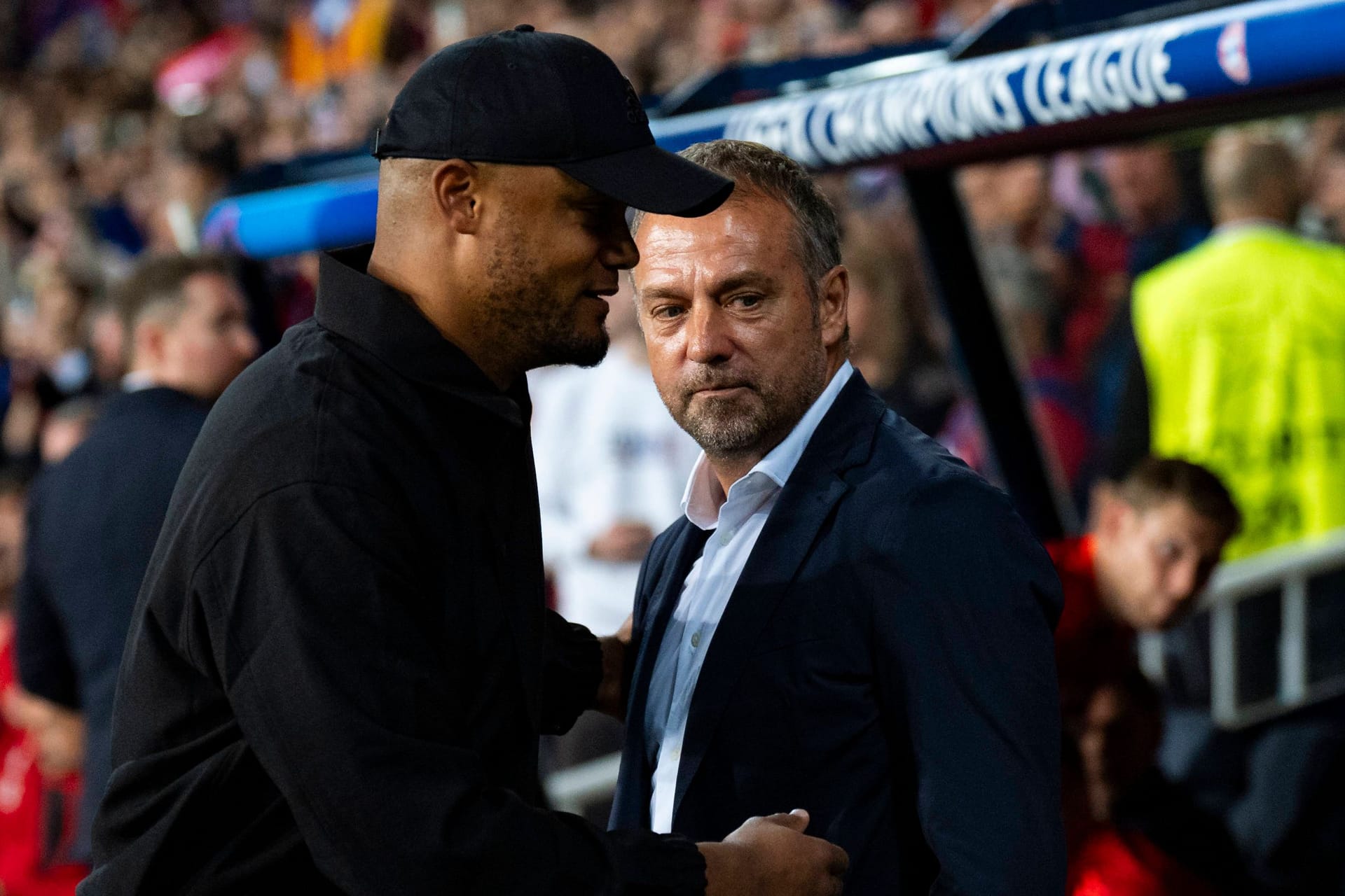 Vincent Kompany (l.) und Hansi Flick: Der neue Chefcoach des FC Bayern musste mit dem 1:4 in Barcelona seine erste große Niederlage verkraften.