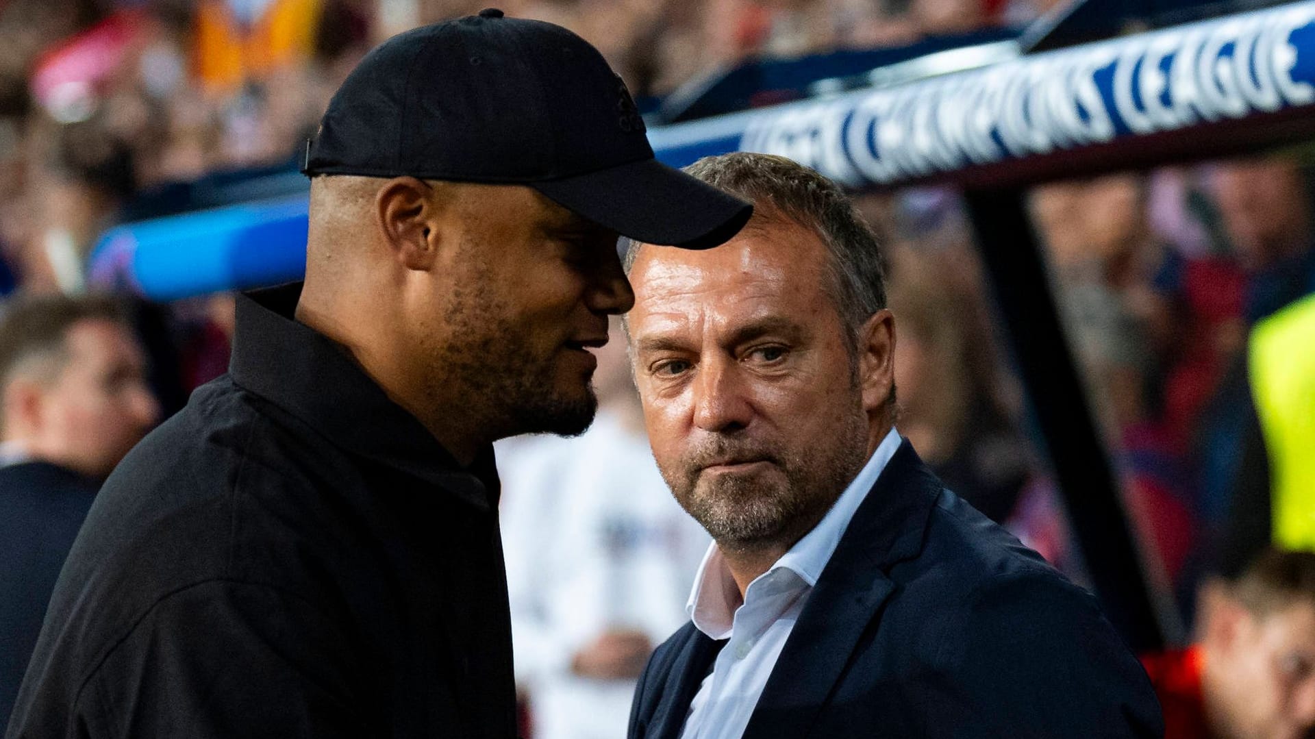 Vincent Kompany (l.) und Hansi Flick: Der neue Chefcoach des FC Bayern musste mit dem 1:4 in Barcelona seine erste große Niederlage verkraften.