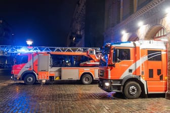 Berliner Feuerwehr beim ausrücken zu einem Feueralarm in der Silvesternacht von der Feuerwache 1300 in Berlin-Prenzlauer Berg.