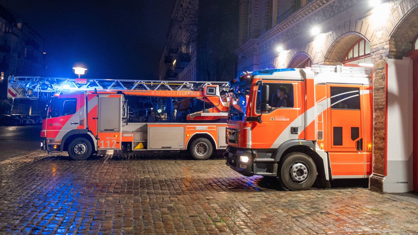 Berliner Feuerwehr beim ausrücken zu einem Feueralarm in der Silvesternacht von der Feuerwache 1300 in Berlin-Prenzlauer Berg.