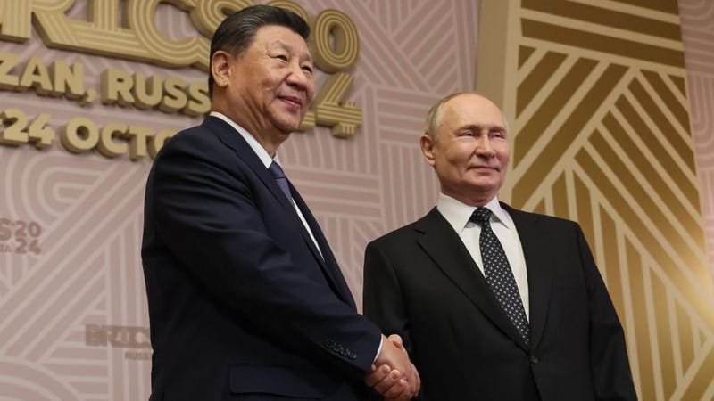 Brics-Gipfel in Kasan: Der russische Präsident Wladimir Putin (r) und der chinesische Präsident Xi Jinping schütteln sich die Hand.