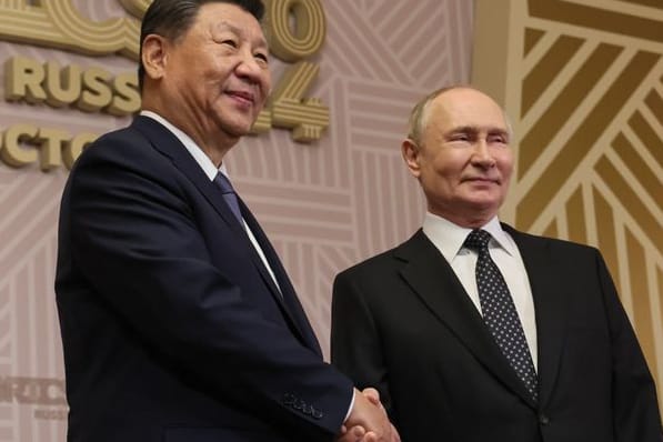 Brics-Gipfel in Kasan: Der russische Präsident Wladimir Putin (r) und der chinesische Präsident Xi Jinping schütteln sich die Hand.