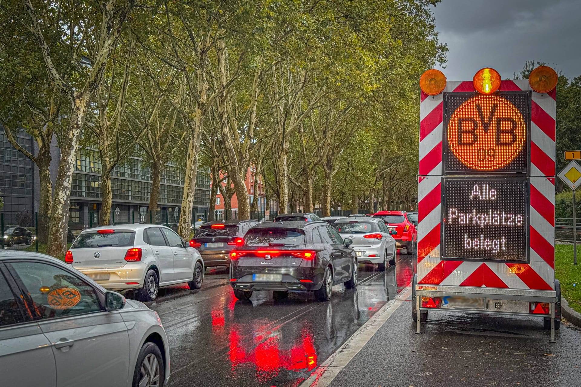 Volle Straßen und Parkplätze vor einem Heimspiel des BVB (Archivbild): Der Bundesligist hat in einer Homepagemeldung auf ein drohendes Anreisechaos hingewiesen.