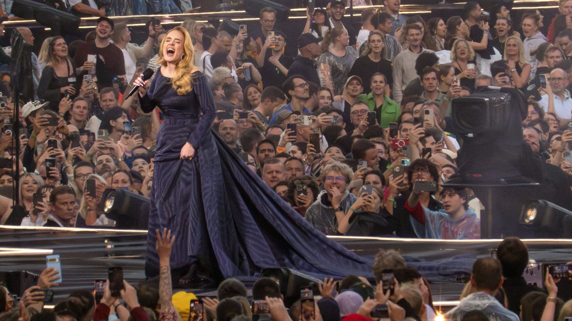 Adele bei einem ihrer Konzerte in München (Archivbild): Mehr als 700.000 Fans wollten die Auftritte der britischen Sängerin sehen.