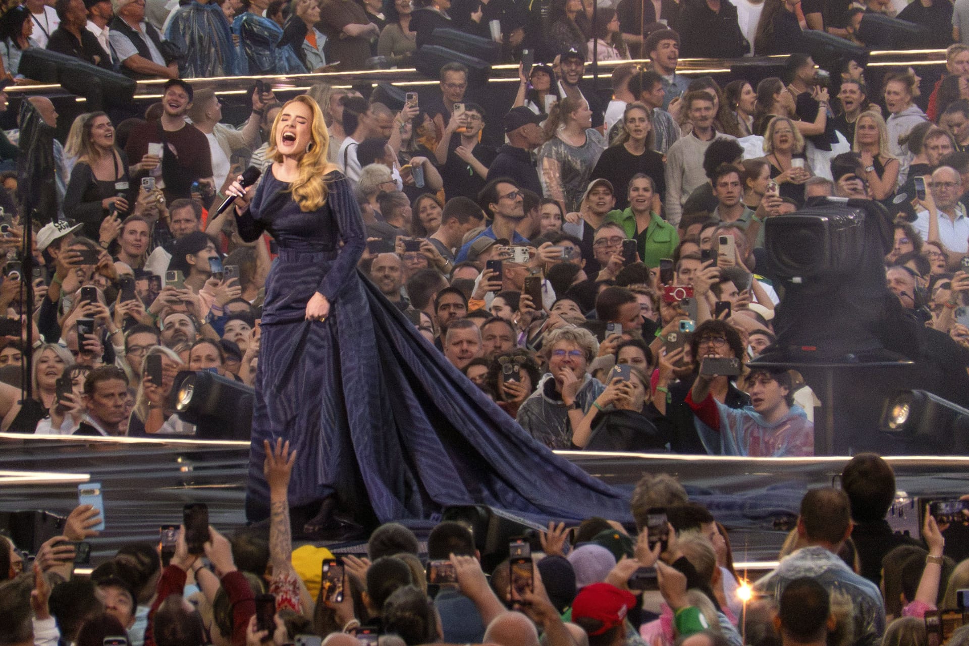 Adele bei einem ihrer Konzerte in München (Archivbild): Mehr als 700.000 Fans wollten die Auftritte der britischen Sängerin sehen.