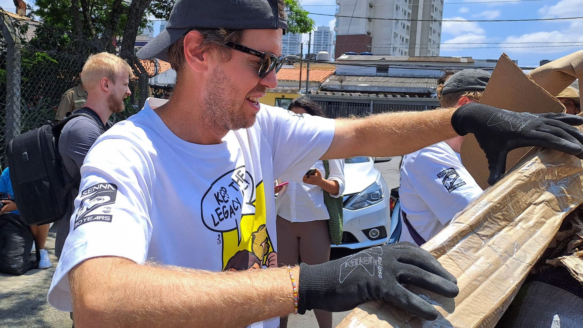 Sebastian Vettel sammelt Müll in Sao Paulo