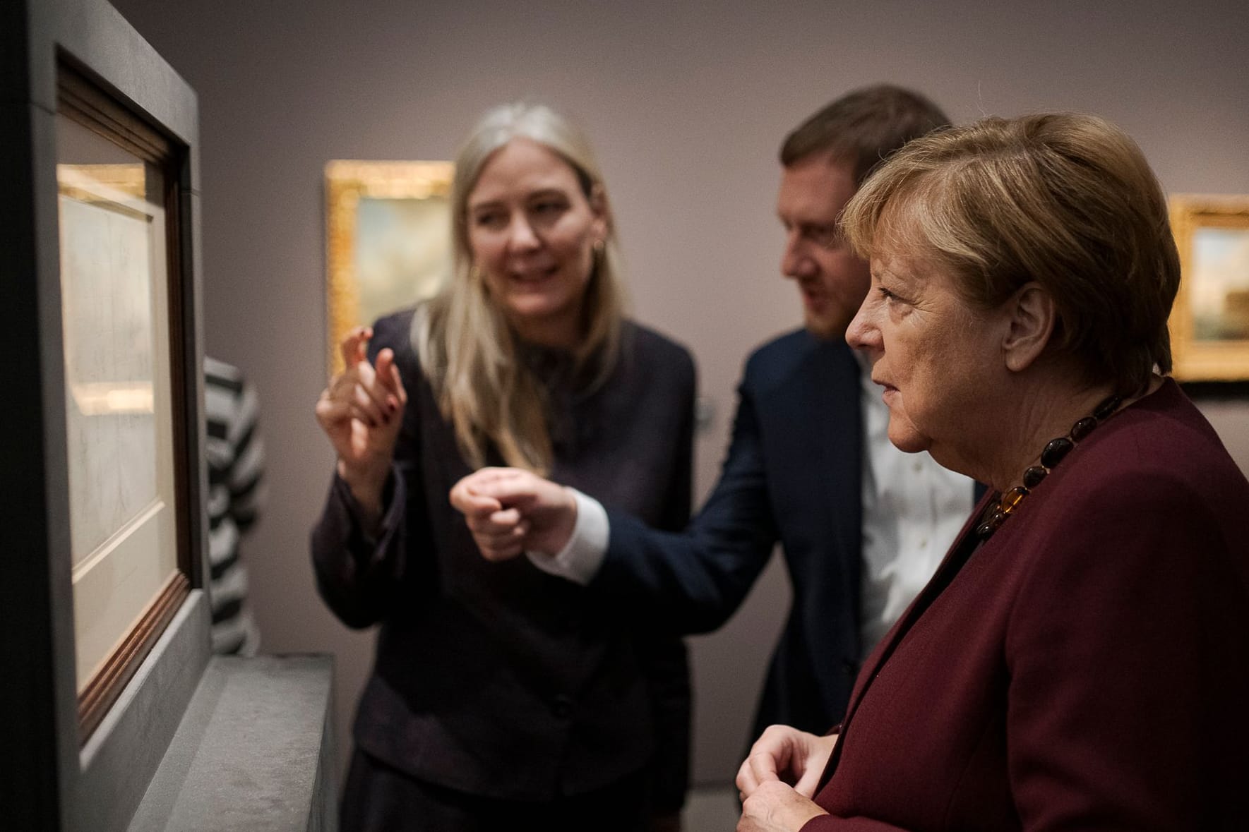 Altbundeskanzlerin Angela Merkel mit Sachsens Ministerpräsident Michael Kretschmer (CDU) und Marion Ackermann, Generaldirektorin der Staatlichen Kunstsammlungen Dresden, im Albertinum Dresden.