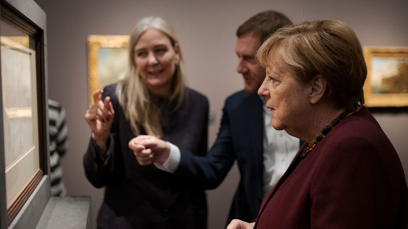 Altbundeskanzlerin Angela Merkel mit Sachsens Ministerpräsident Michael Kretschmer (CDU) und Marion Ackermann, Generaldirektorin der Staatlichen Kunstsammlungen Dresden, im Albertinum Dresden.