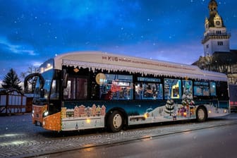 Der Weihnachtsbus am Schloss in Wolfenbüttel. In diesem Jahr fährt er nicht.