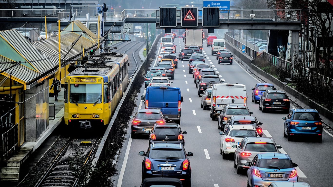 Stau auf der A40 (Symbolbild): Ab dem 17. Oktober wird die Autobahn gesperrt, um neuen Asphalt zu verlegen.