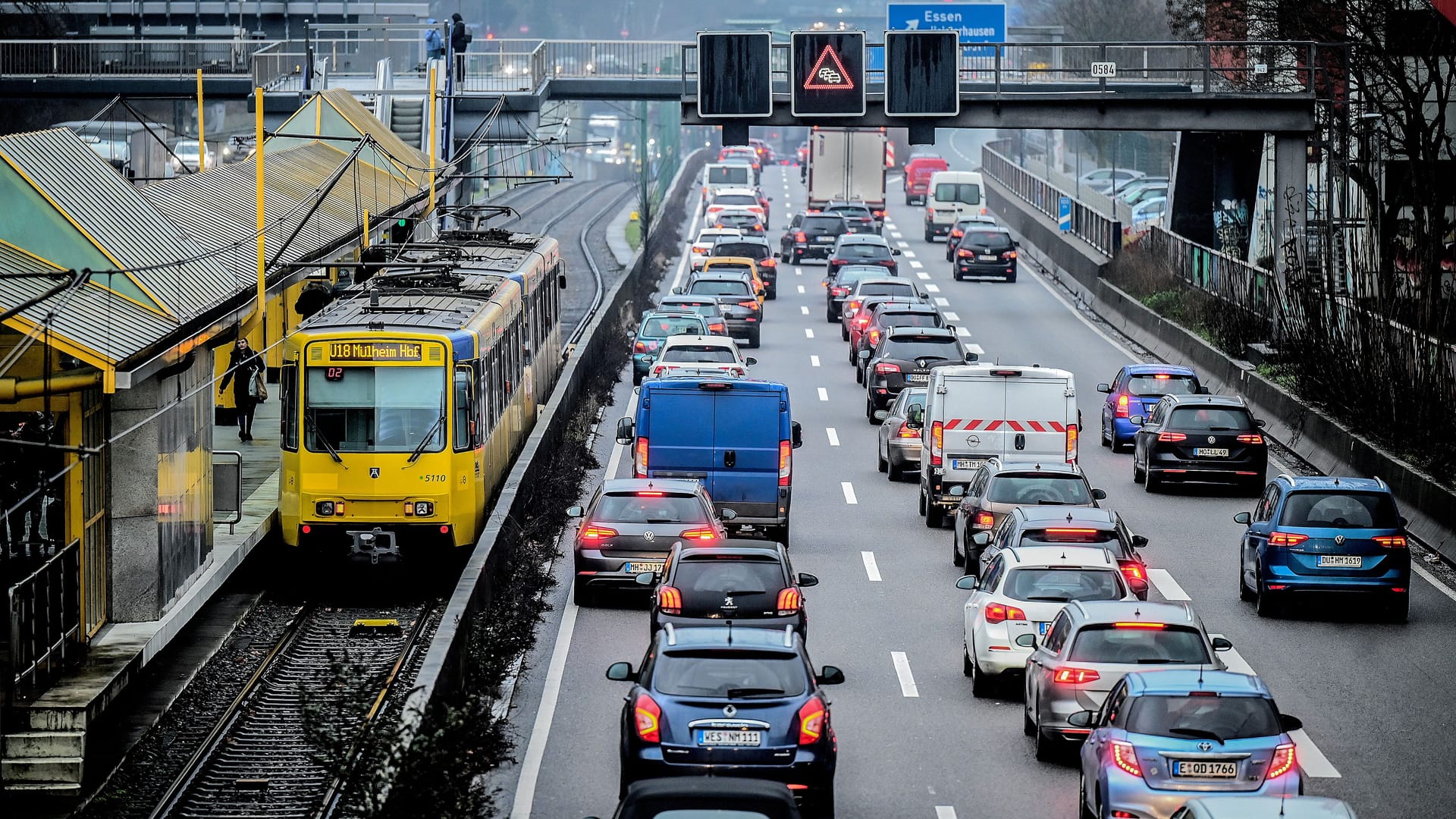 Stau auf der A40 (Symbolbild): Ab dem 17. Oktober wird die Autobahn gesperrt, um neuen Asphalt zu verlegen.