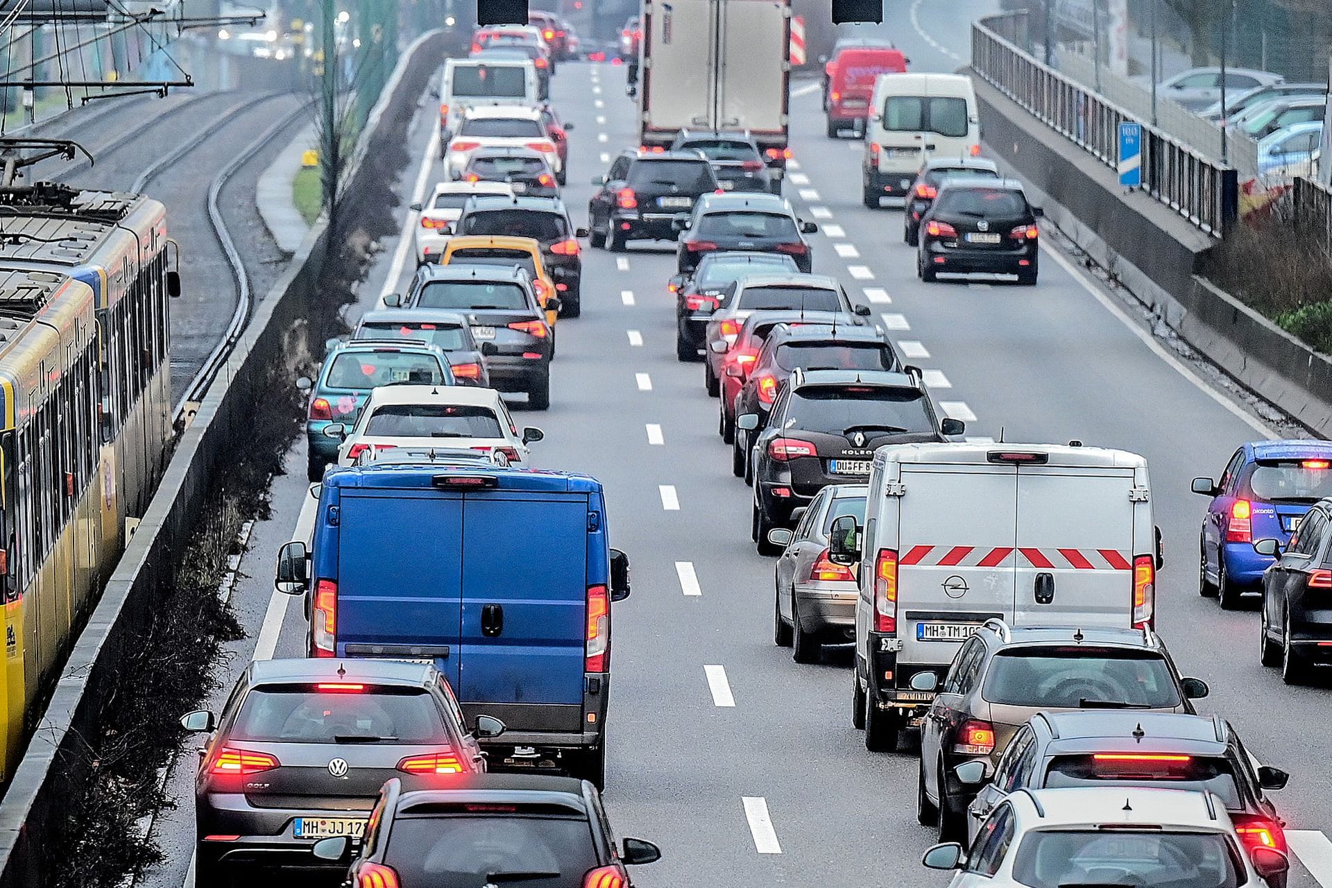 Stau auf der A40 (Symbolbild): Ab dem 17. Oktober wird die Autobahn gesperrt, um neuen Asphalt zu verlegen.