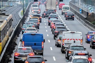 Stau auf der A40 (Symbolbild): Ab dem 17. Oktober wird die Autobahn gesperrt, um neuen Asphalt zu verlegen.