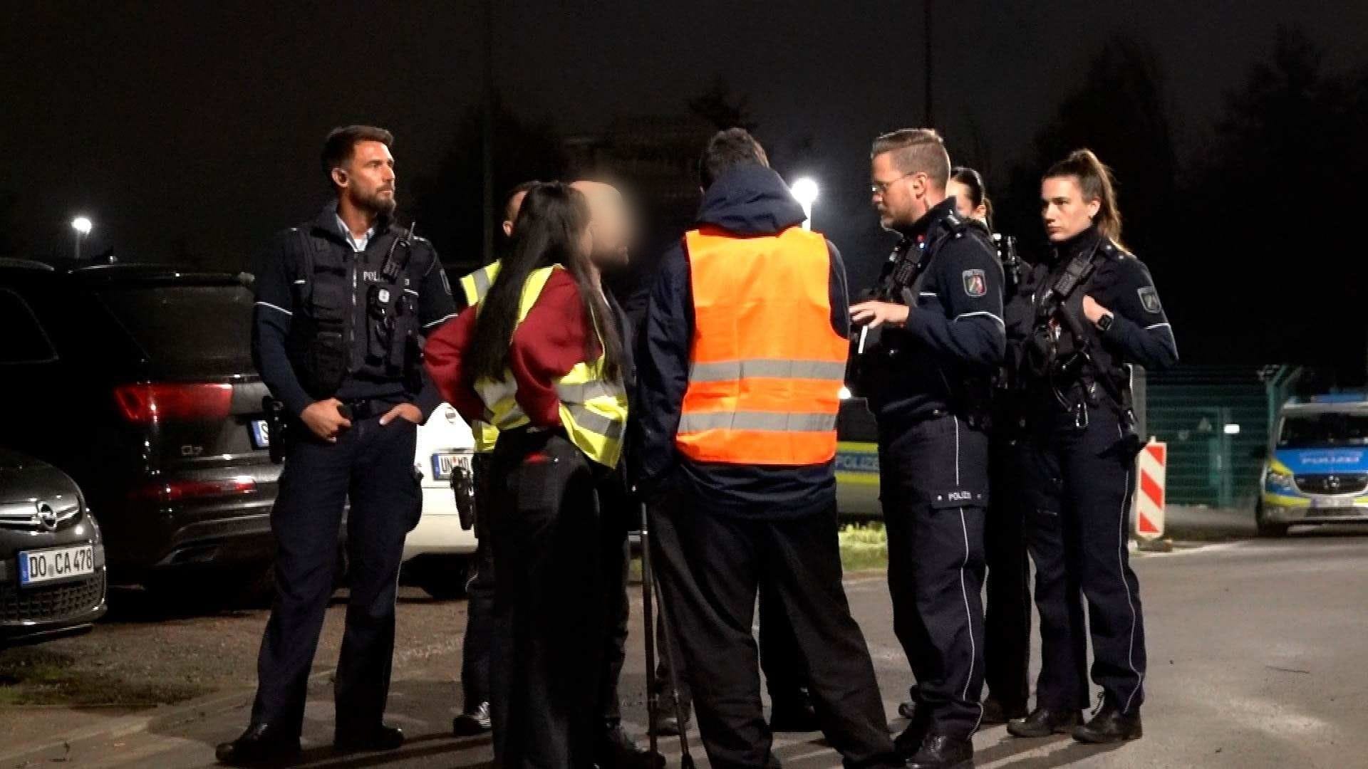 Einsatzkräfte der Polizei fordern Aktivisten des Protestcamps auf, die Pressefreiheit nicht zu behindern.