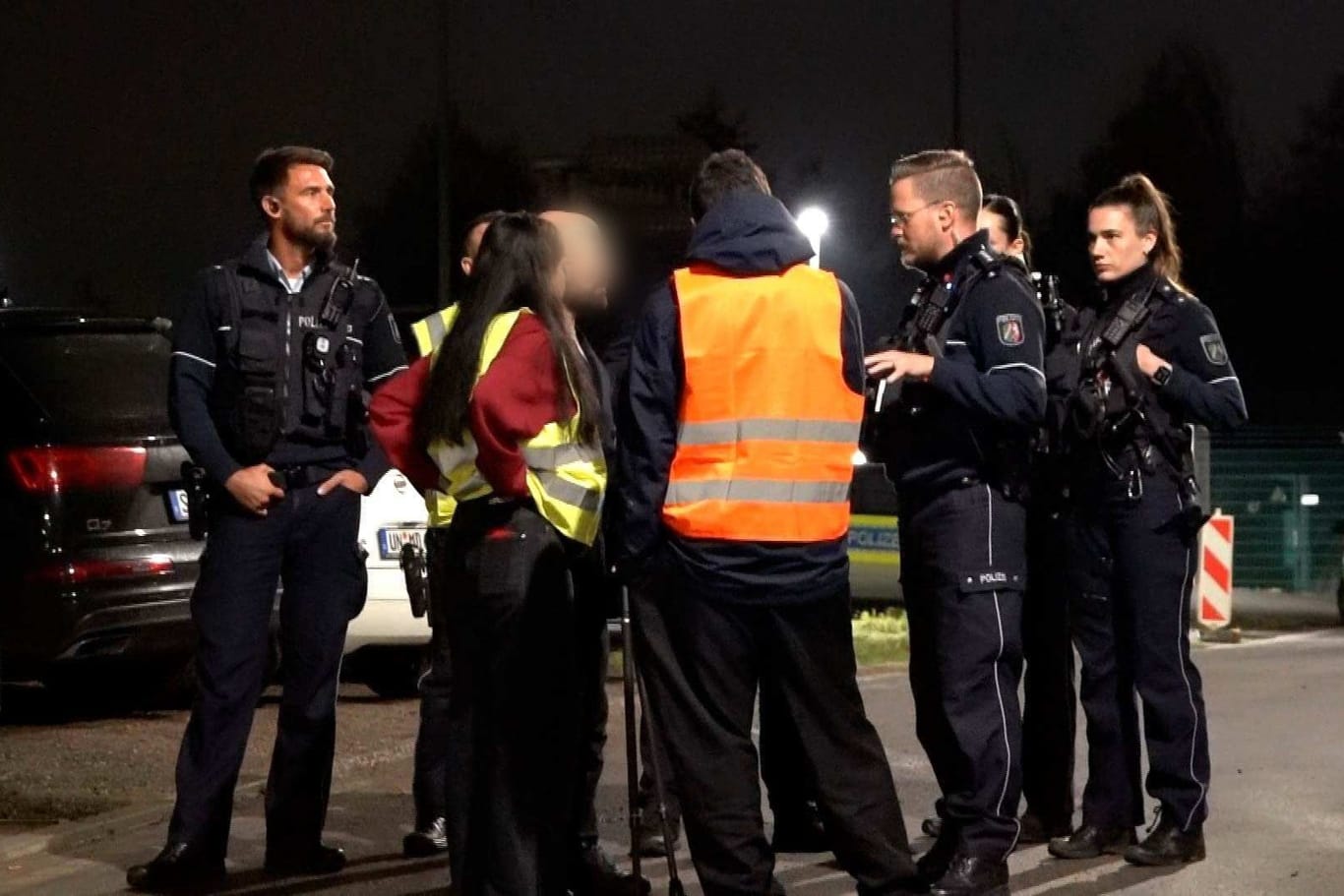 Einsatzkräfte der Polizei fordern Aktivisten des Protestcamps auf, die Pressefreiheit nicht zu behindern.