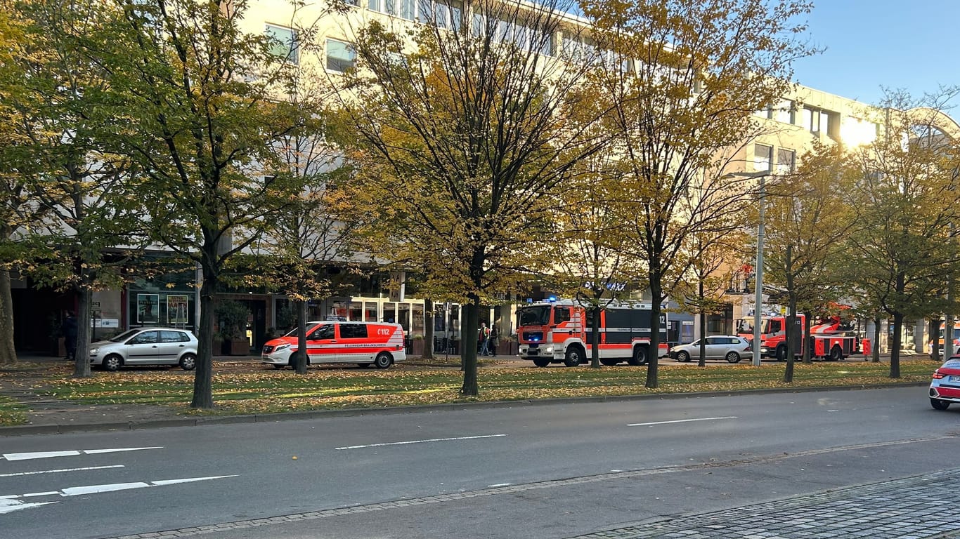 Die Feuerwehr im Einsatz: Am Donnerstag brannte ein Fahrzeug vor dem Kino.