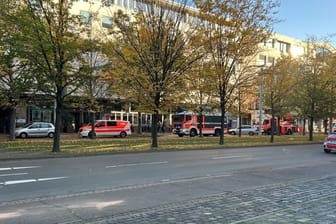 Die Feuerwehr im Einsatz: Am Donnerstag brannte ein Fahrzeug vor dem Kino.