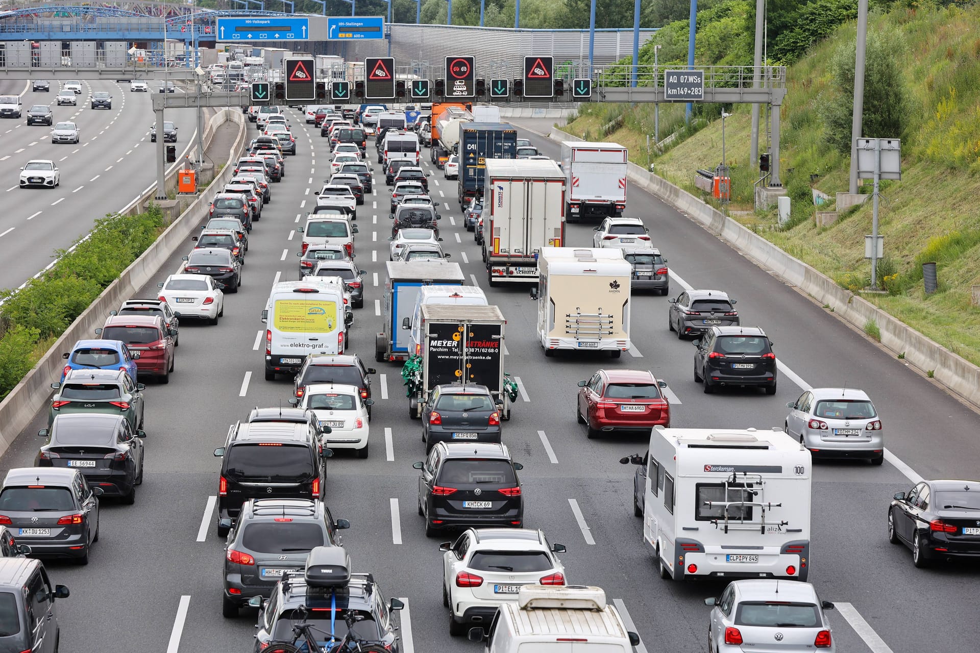 Dichter Verkehr auf der Autobahn (Symbolbild): Herbstferien und langes Wochenende sorgen in Niedersachsen für Stau.