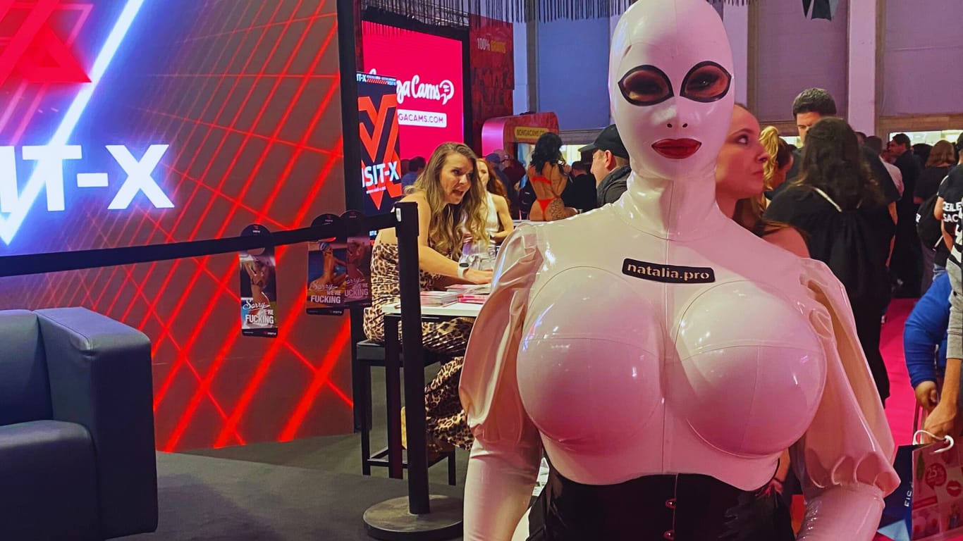 Latex-Domina Natalia auf der Venus 2024: Ihr Outfit ist maßgeschneidert.