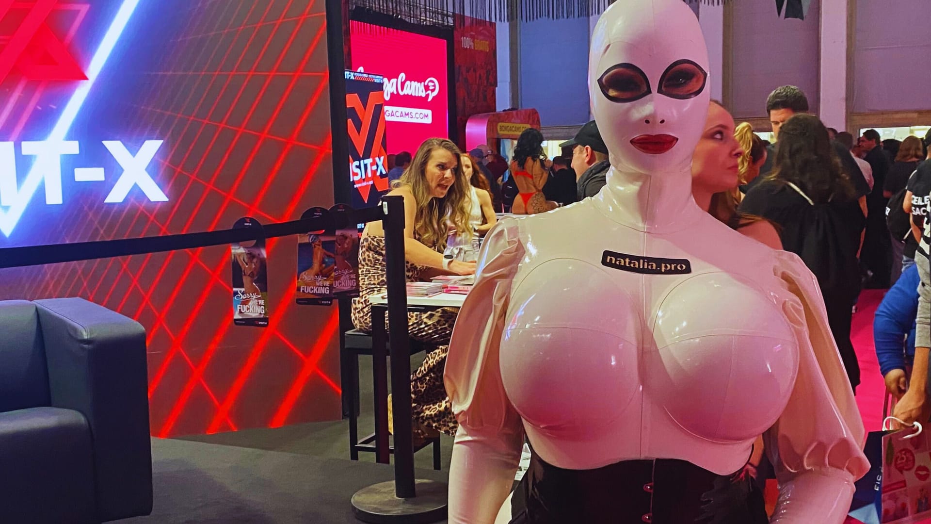 Latex-Domina Natalia auf der Venus 2024: Ihr Outfit ist maßgeschneidert.