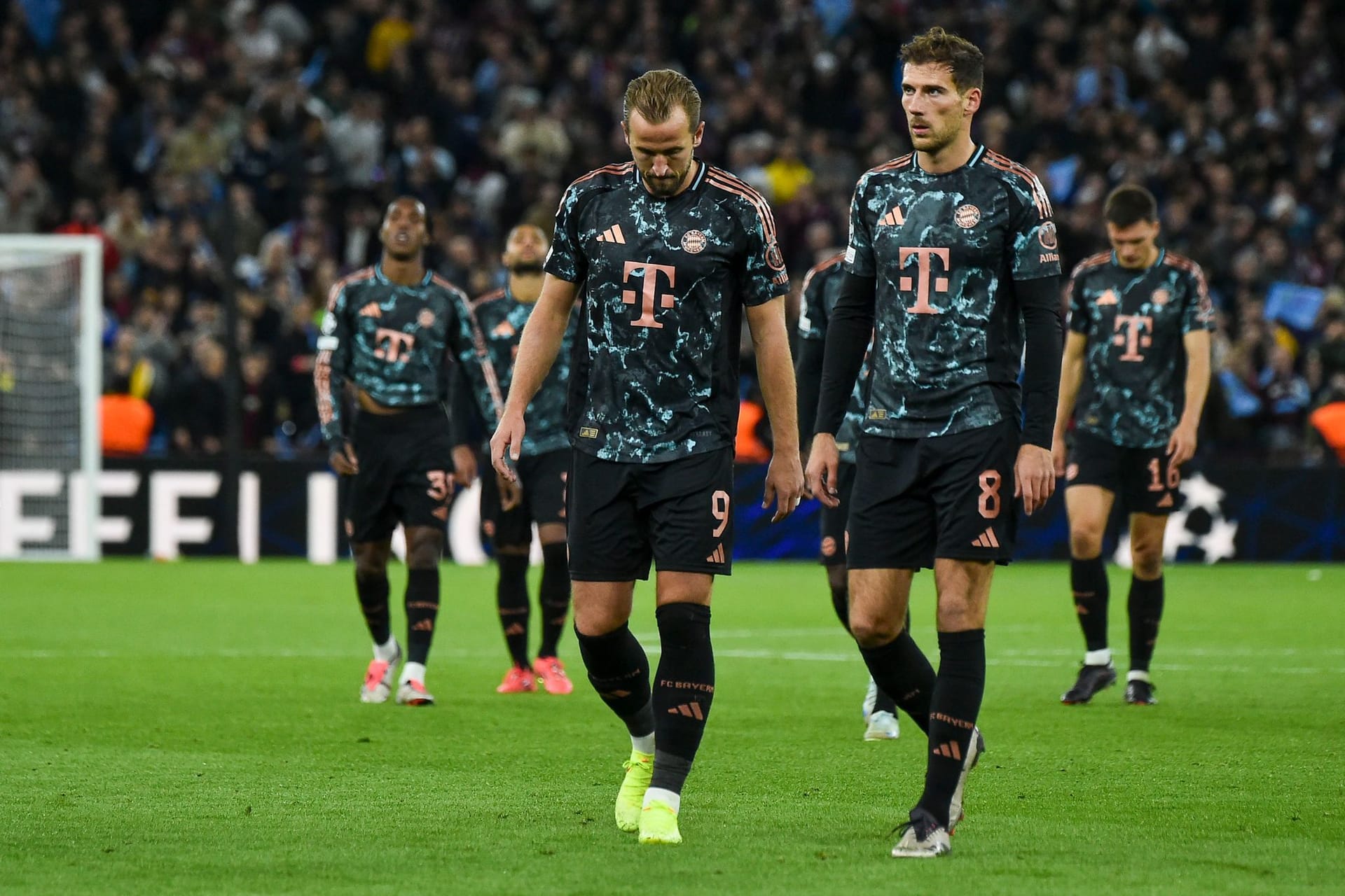 Nach sechs Siegen und einem Remis verliert der FC Bayern mit 0:1 bei Aston Villa und kassiert damit die erste Pflichtspielniederlage der Saison. Zwei Stars enttäuschen auf ganzer Linie und sehen dafür Note fünf. Die Einzelkritik.