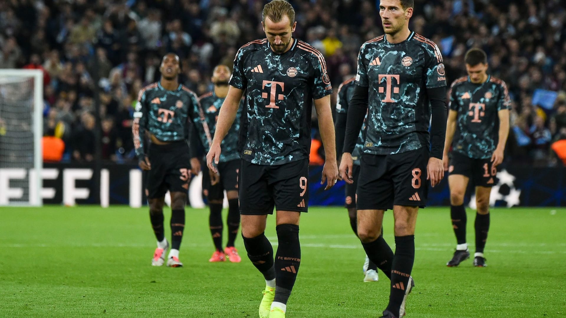 Nach sechs Siegen und einem Remis verliert der FC Bayern mit 0:1 bei Aston Villa und kassiert damit die erste Pflichtspielniederlage der Saison. Zwei Stars enttäuschen auf ganzer Linie und sehen dafür Note fünf. Die Einzelkritik.