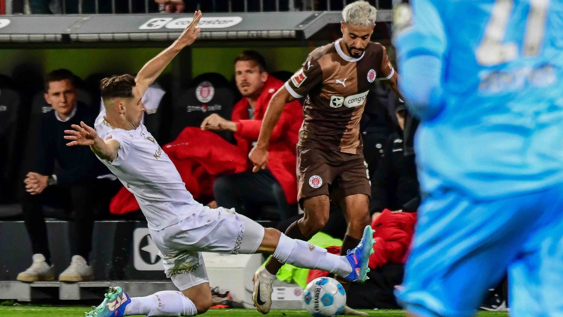 Dominik Kohr (l.) im Duell mit Elias Saad.