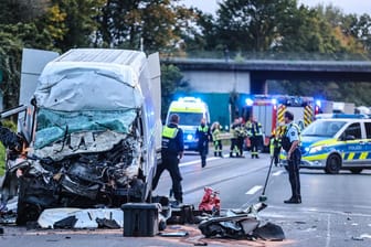 Schwerer Unfall auf der A1: Der Fahrer wurde im völlig zerstörten Führerhaus eingeklemmt.