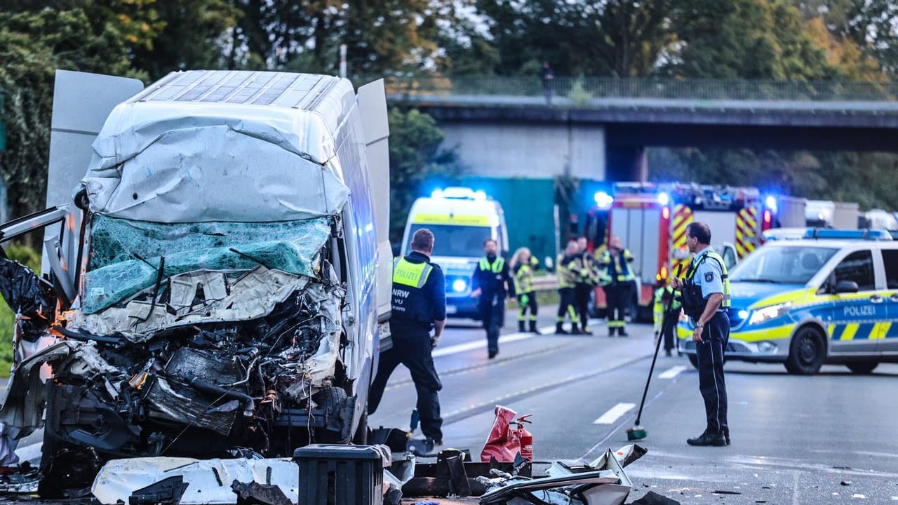 Schwerer Unfall auf der A1: Der Fahrer wurde im völlig zerstörten Führerhaus eingeklemmt.