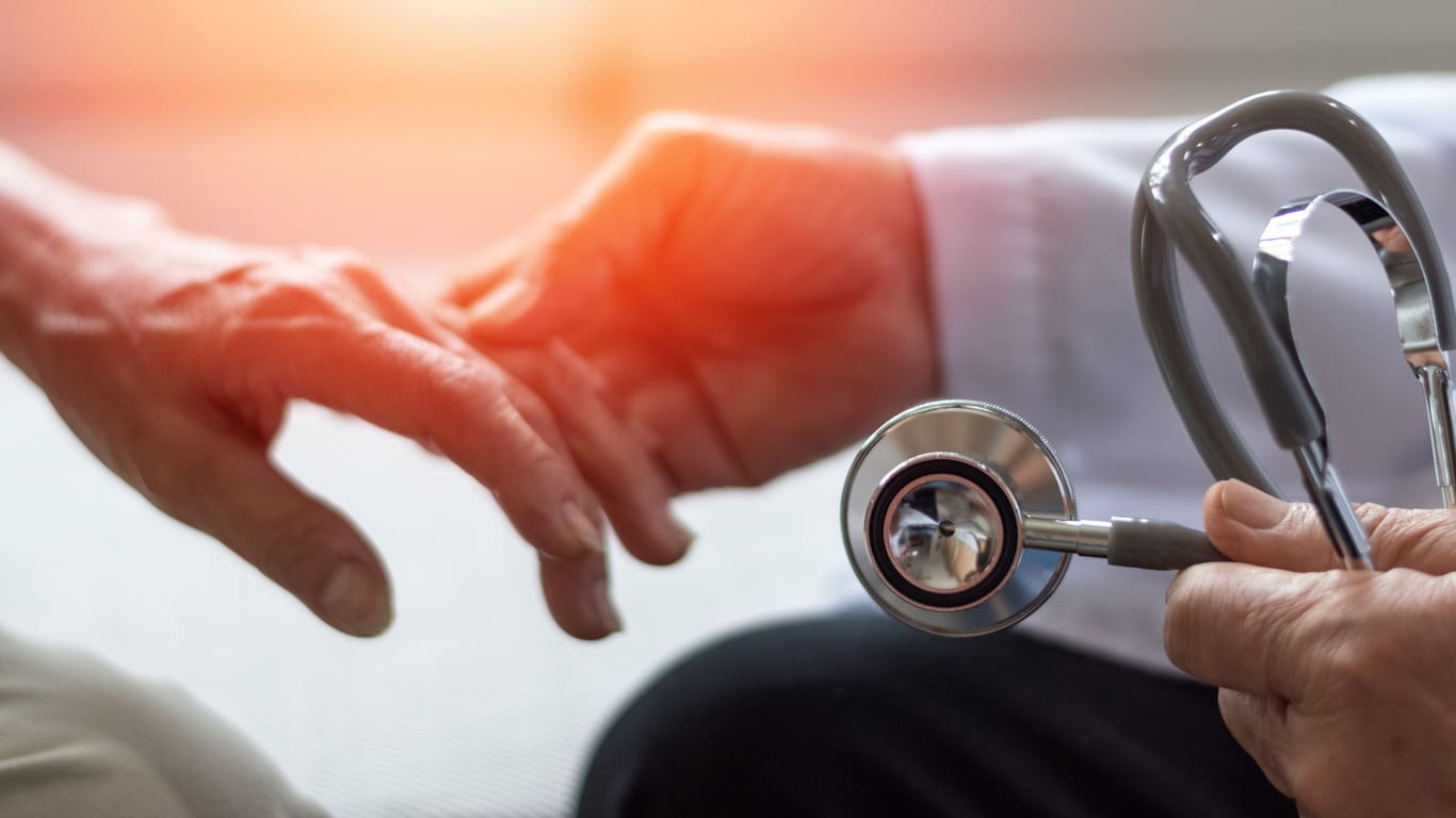 Ein Arzt hält die Hand eines Patienten (Symbolbild): Im Fall des Palliativarztes Johannes M. könnte es ein fünftes Opfer geben.