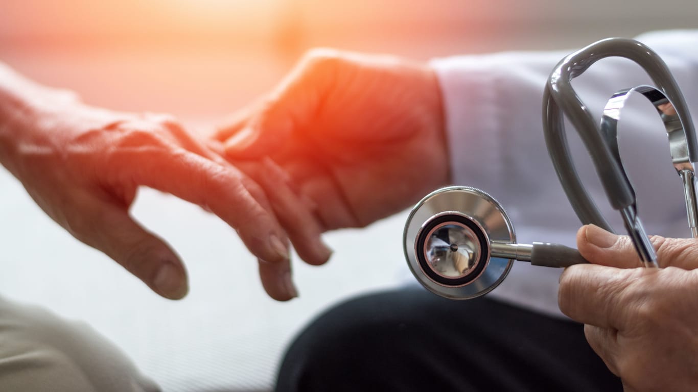 Ein Arzt hält die Hand eines Patienten (Symbolbild): Im Fall des Palliativarztes Johannes M. könnte es ein fünftes Opfer geben.